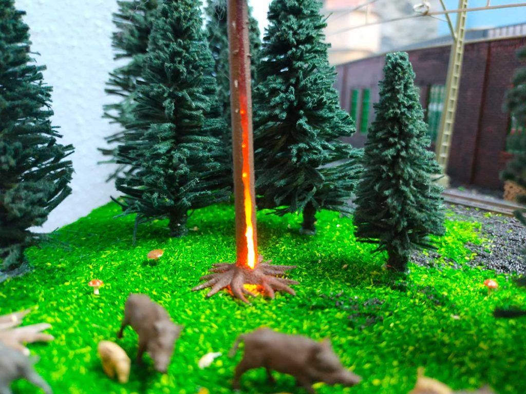 Brennender Baum mit Lichteffekt gesteuert von einem Decoder der Modellbahn-Anlage.de