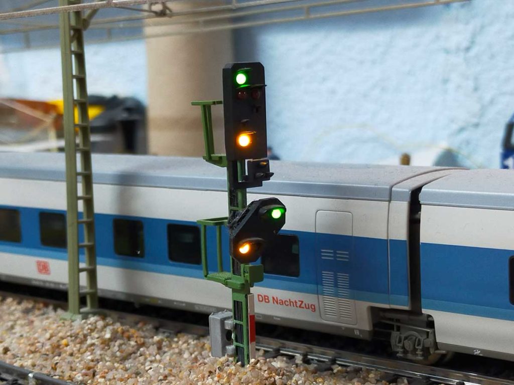 Vierbegriffiges Signal mit Vorsignal gesteuert vom Signal-Decoder der Modellbahn-Anlage.de